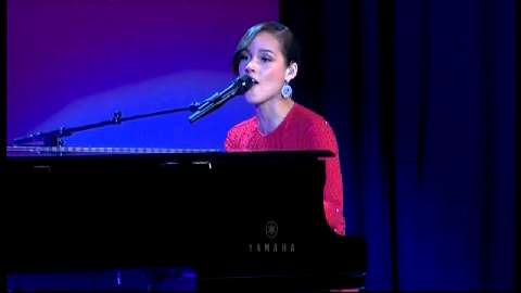 Alicia Keys sings 'Obama's on fire'