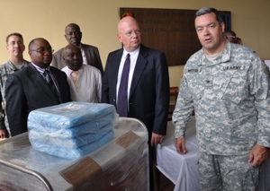 L’Ambassadeur James F. Entwistle présente un échantillon du don au Ministre de la santé Félix Kabange. (Images du Dépt. d'Etat)