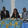 Serge Mumbu, Feza Mika et Jody Nkashama écoutent la question d’un journaliste après leur présentation. (Images du Dépt. D’Etat)