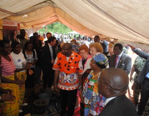 President Banda, who personally launched the initiative, is accompanied by the former President of Ireland, Mary Robinson and Minister of Energy Ibrahim Matola, through a cookstove demonstration exhibit