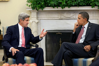 Senator John Kerry discussing with President Obama; Photo: white House
