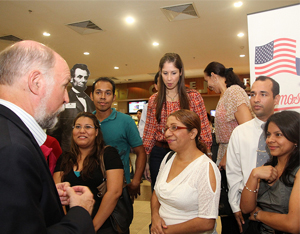 Embajador Jonathan Farrar junto a participantes de la Premier 
