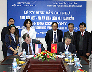 Vietnam-U.S. Friendship Society and IGE sign MOU.