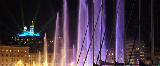 Spectacle de l’eau sur le Vieux port avec Notre Dame de la Garde en arrière plan 