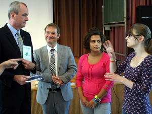 Botschafter Murphy mit Studenten