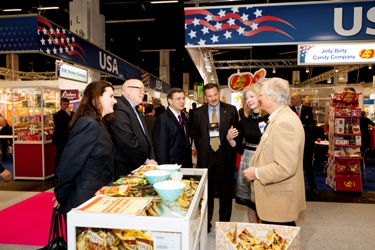 Lora Baker, Jim Melville und Steve Hubler (von links) mit Ausstellern aus den USA bei der ISM in Köln 