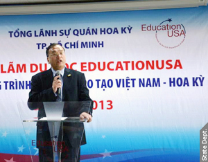 Tổng Lãnh sự Lê Thành Ân khai mạc triển lãm tại Trung Tâm Tư Vấn EducationUSA.