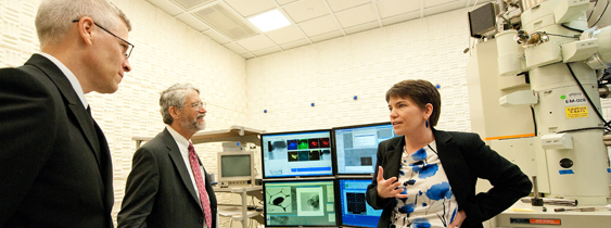 Dr. Rhonda Stroud, head of the nanoscale materials section at the NRL briefs Director of the White House Office of Science and Technology Policy, Dr. John P. Holdren,  and Chief of Naval Research,  Rear Adm. Matthew Klunder,  during a tour of NRL.