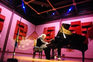 Renowned Pianist Rudnytsky Delights