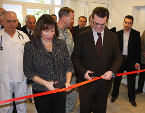 Napomene ambasadorke Đejkobson na svečanoj inauguraciji završetka prve faze projekta renoviranja na Univerzitetskom kliničkom Centru Kosova. (Foto: U.S. Embassy Pristina)