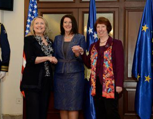 Sekretarka Klinton i ledi Ešton na sastanku sa predsednicom Jahjagom  . (Foto: U.S. Embassy Pristina) 