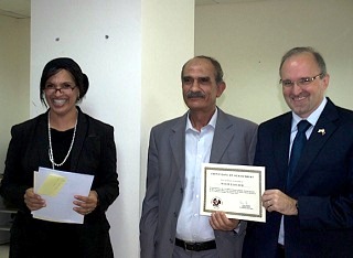 DCM handing over the certificate to one of the participants(Photo: Abbaro)