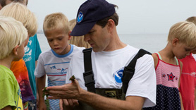 NOAA employee explaining habitat to children