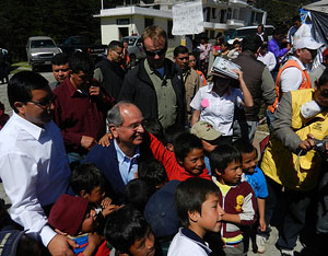 Ambassador Arnold Chacon meets with children victims of the earthquake in an improvised shelter in San Marcos.