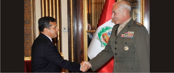Presidente peruano Ollanta Humala y el General del Cuerpo de Infantería de Marina de los Estados Unidos
John Kelly, comandante general del Comando Sur de los EE.UU