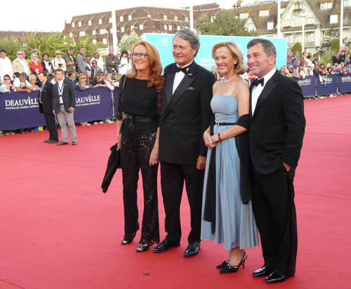 Le Maire de Deauville Philippe Augier et l'Ambassadeur des Etats-Unis d'Amérique en France Charles H. Rivkin avec leurs épouses sur le tapis rouge (DOS photo)