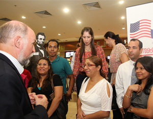 Embajador Jonathan Farrar junto a participantes de la Premier