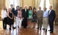 El senador Thad Cochran con participantes del “Programa de becas Cochran” en la recepción que se llevara a cabo en la residencia de la embajadora el día 11 de enero pasado. (Foto: Depto. de Estado)