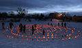 Posjetioci šetaju labirintom tokom proslave zimskog solisticija (© AP Images).
