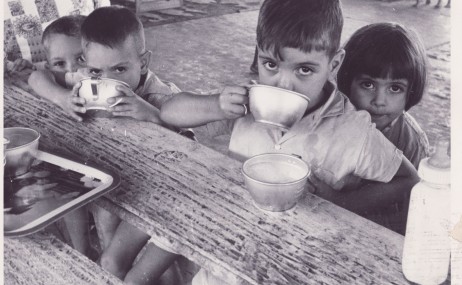 Under the Food for Peace Program, started in 1953 and active in Ecuador until the 1990s, more than 150 million pounds of food, including milk, soybean flour and oats, were distributed to benefit hundreds of thousands of pregnant women and breastfeeding children.