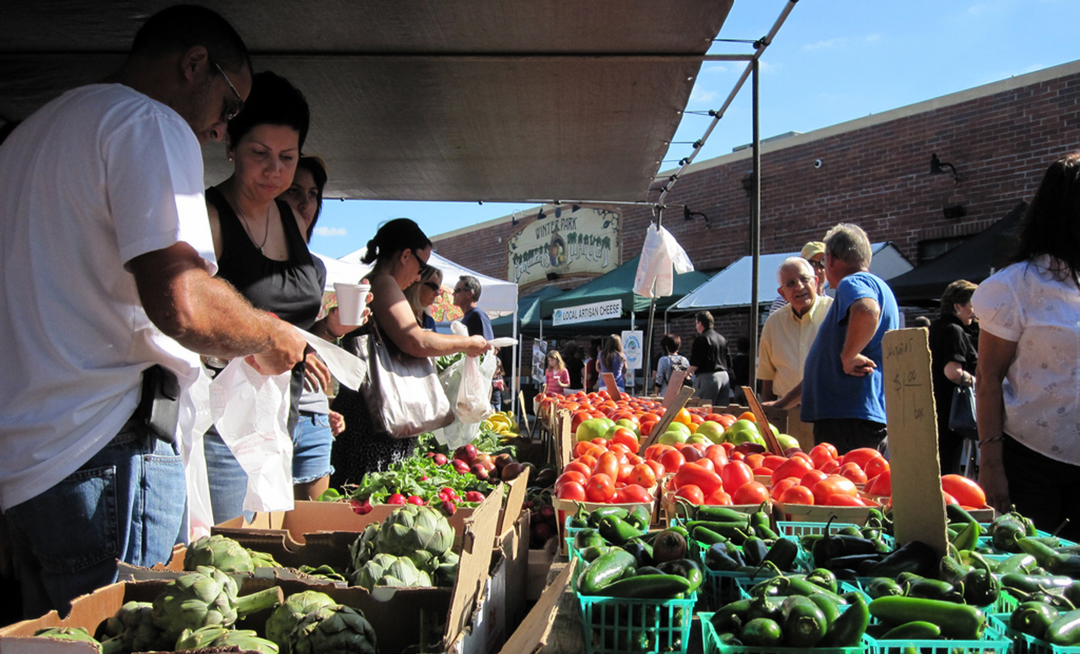 Photo of a farmers market