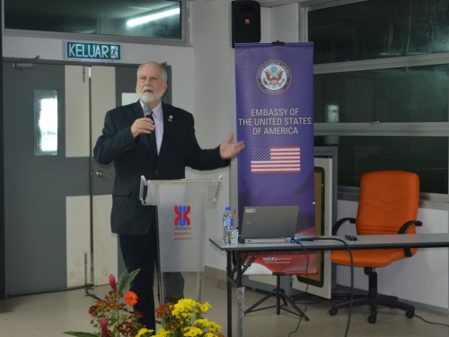 Prof Collins menyampaikan ucaptamanya di Kolokium Antarabangsa tentang Pengajaran Bahasa 2012. (Foto Kedutaan A.S.)