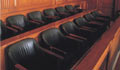 cadeiras do juri de um tribunal