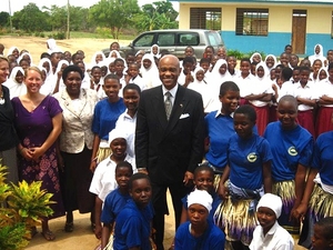 Ambassador Alfonso E. Lenhardt with students in Lindi, Tanzania on November 2011. (Photo: U.S. Embassy, Dar es Salaam)