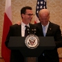 (l-p) Ambasador Lee Feinstein i Wiceprezydent  Joe Biden