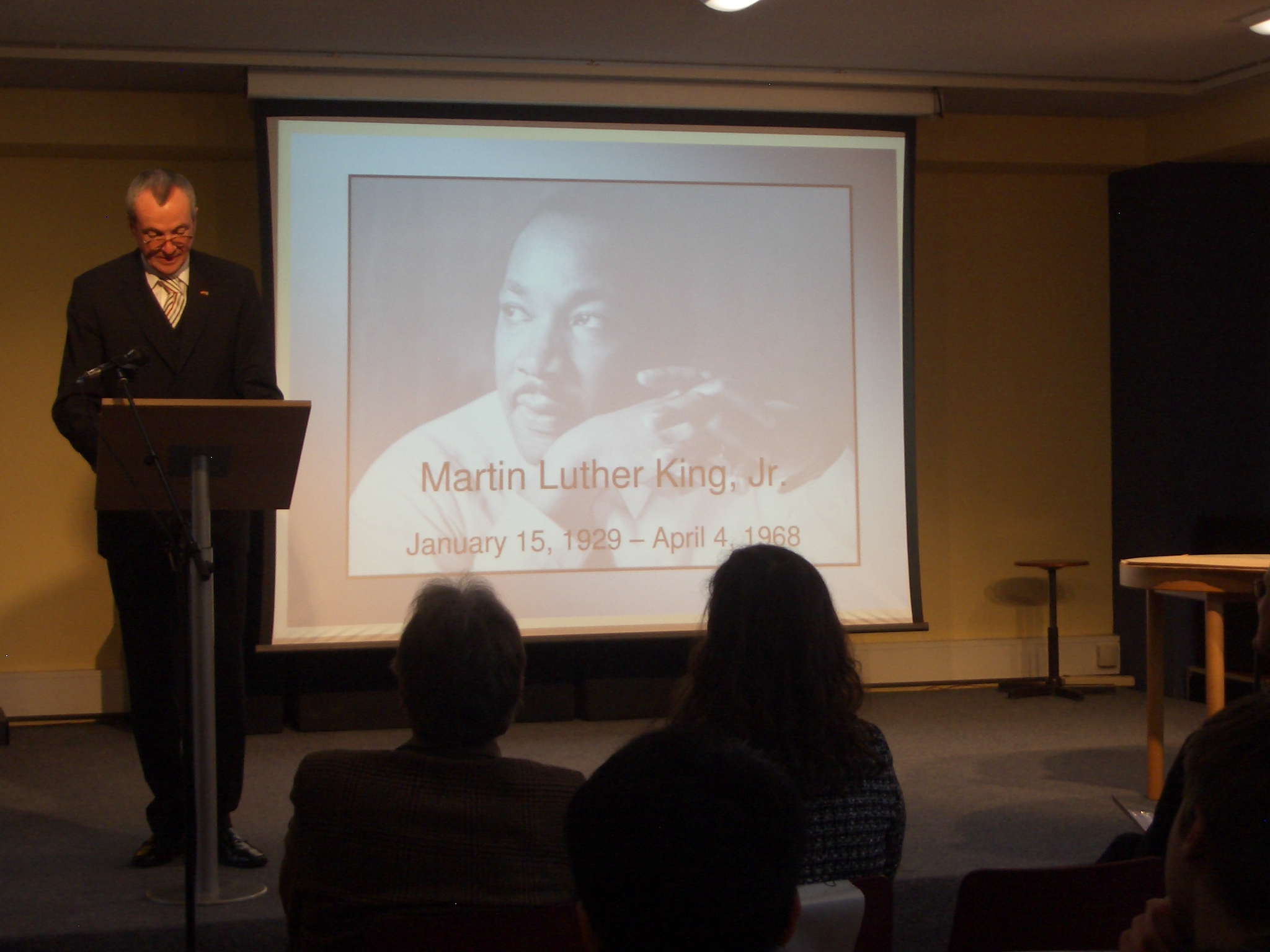 Botschafter Murphy spricht zu den Schuelern ueber Martin Luther King