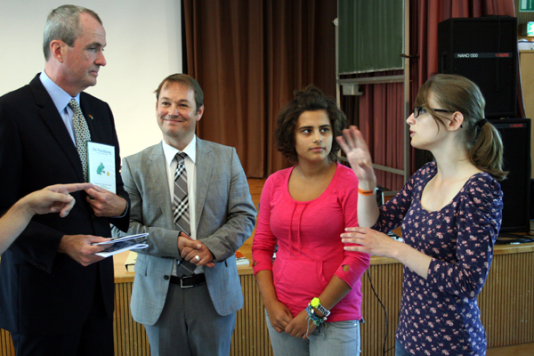 Botschafter Murphy mit Studenten der Ernst-Adolf-Eschke Schule