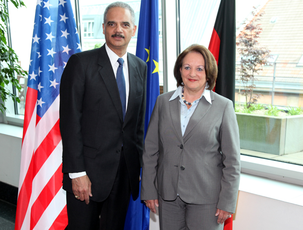 Justizminister Eric Holder und Bundesministerin für Justiz Sabine Leutheusser-Schnarrenberger