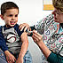 No deje pasar el tiempo para vacunarse contra la influenza, haga como este niño pequeño.