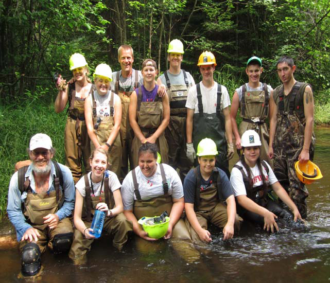 Group picture of Wisconsin Interns in water