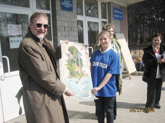 Consul General Tim Sandusky and a young ecologist from Maly Istok held an Earth Day poster