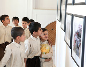 Kids looking at paintings (Photo Credit: State Dept)
