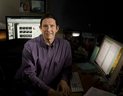 Los Alamos researchers use a magnetic field detector to screen carry-on liquids at airports