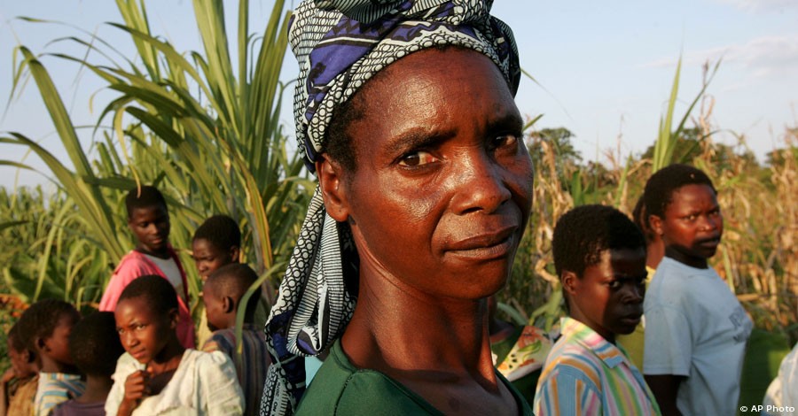 Villagers in Mtanga, Malawi, where U.N.-backed development projects are helping farmers grow maize and start fish farming, April 16, 2007. [AP File Photo]