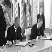 Bush and Putin Sign Arms Reduction Accord