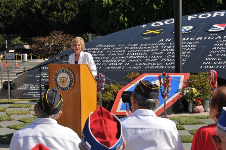 Senator Boxer greets the veterans and families in attendance.