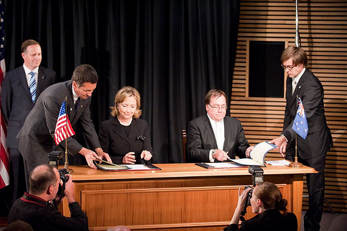 Secretary of State Hillary Clinton, Prime Minister John Key, Foreign Minister McCully at the signing of the " Wellington Declaration" .