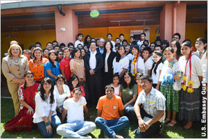 Roberta Jacobson y estudiantes de inglés (Dpto. de Estado\U.S. Embassy Guatemala)