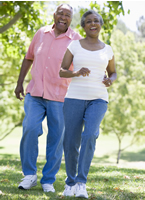 Una pareja mayor de un paseo para hacer ejercicio