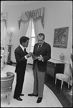 Nixon meets with Sammy Davis, Jr.