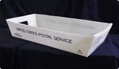 Imagen de una bandeja plástica blanca de 1 pie por 2 pies con la inscripción "United States Postal Service"