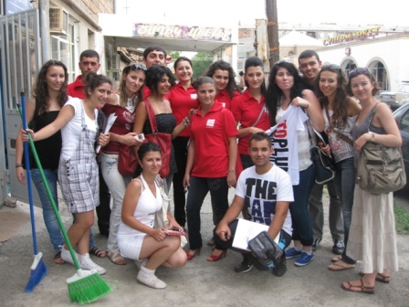 Armenian and Turkish Youth Bank members prepare for joint clean-up and paint work in Armavir Zoo