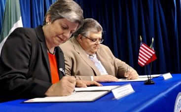 Secretary Janet Napolitano and Mexican Minister of Finance and Public Credit Agustín Carstens signing a Letter of Intent to strengthen bilateral cooperation between the United States and Mexico