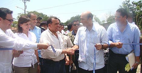 MCA Honduras General Director Martin Ochoa stands with Honduran President Porfirio Lobos, MCC Resident Country Director Jonathan Brooks, and U.S. Ambassador Hugo Llorens as they cut a ribbon at the completion of the rehabilitated secondary road in Sonaguera. 