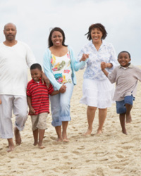 Una familia caminando en la playa