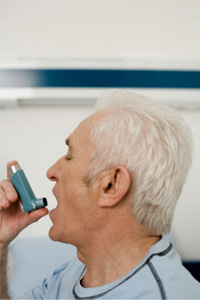 Hombre usando un inhalador